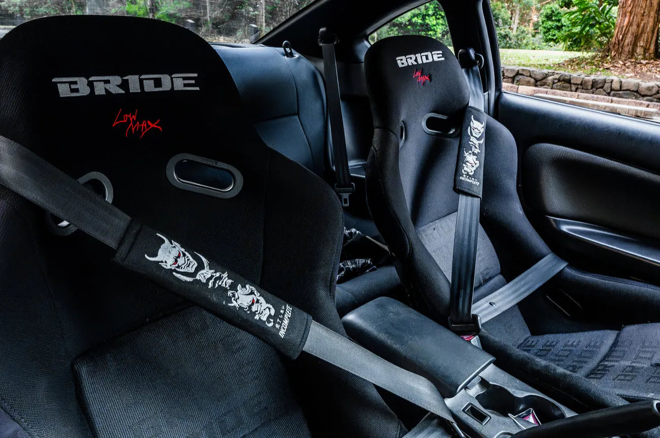 Oni seatbelt cushions on both seats